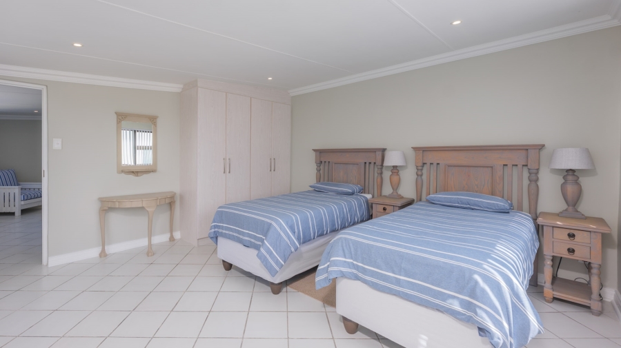 5 Bedroom Property for Sale in Struisbaai Western Cape